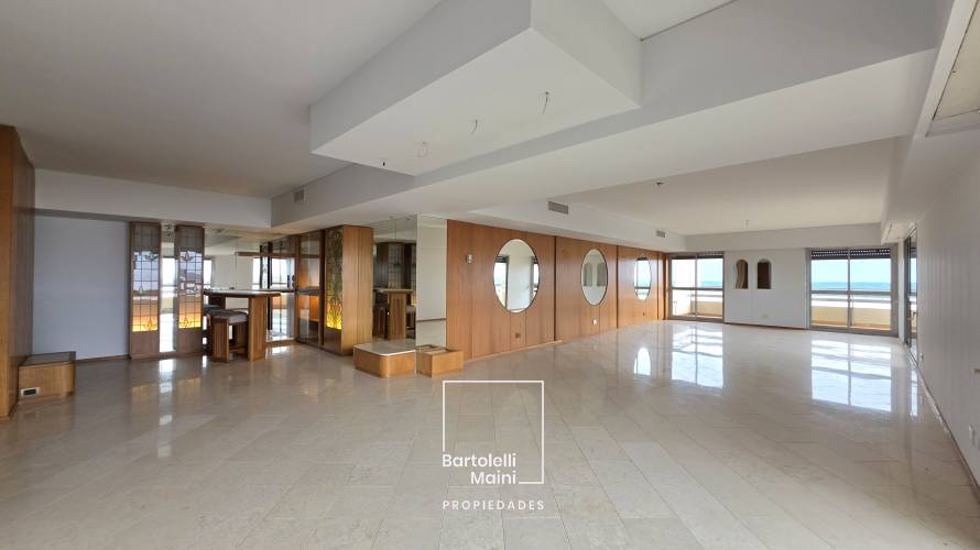 ALQUILER | 1° de Mayo 953 | Piso Excl. 312m2 + cochera