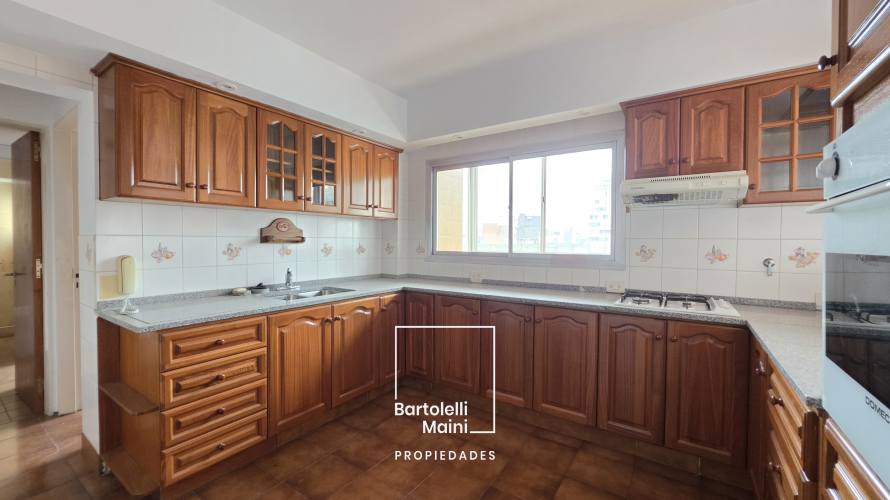 ALQUILER | 1° de Mayo 953 | Piso Excl. 312m2 + cochera