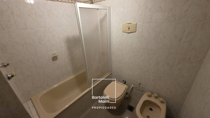 ALQUILER | 1° de Mayo 953 | Piso Excl. 312m2 + cochera