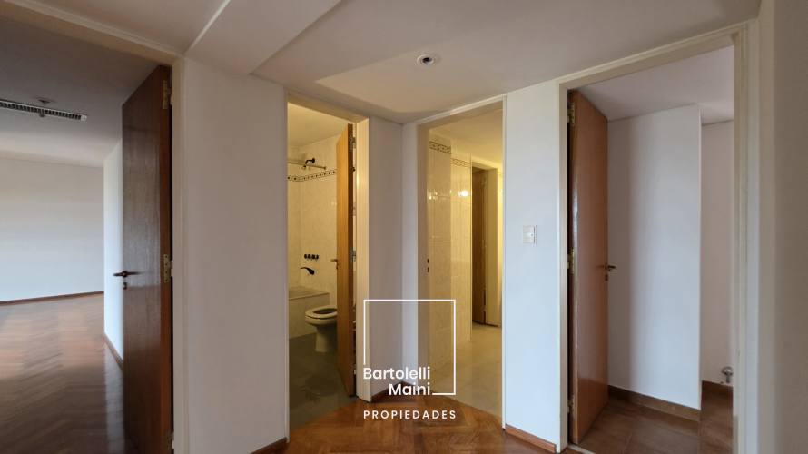 ALQUILER | 1° de Mayo 953 | Piso Excl. 312m2 + cochera