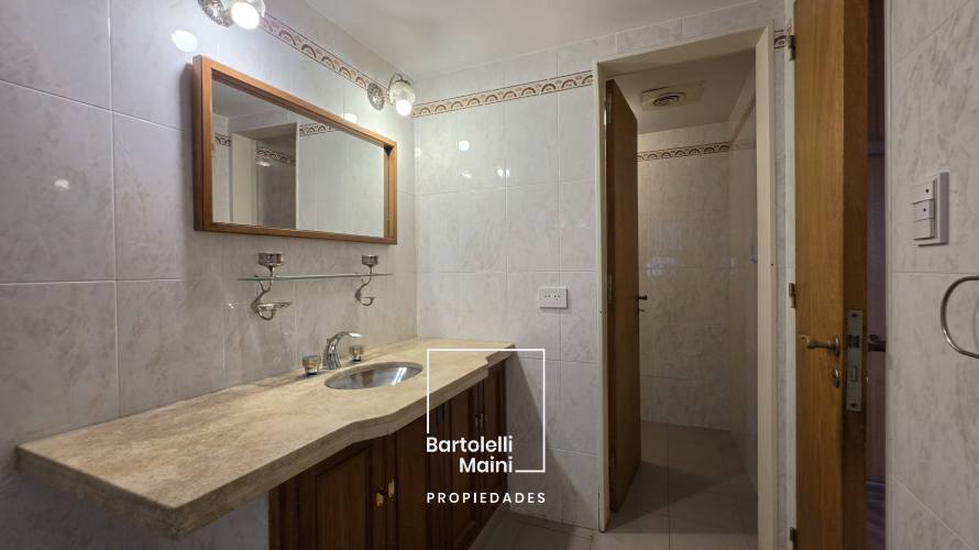 ALQUILER | 1° de Mayo 953 | Piso Excl. 312m2 + cochera